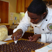 Confiseur bei der Herstellung von Pralinen aus Schokolade