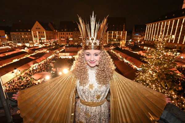 Das Nürnberger Christkind Nora Falk hat am 28.November 2025 den Nürnberger Christkindlesmarkt mit dem Prolog eröffnet.