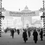 1948: Am Bahnhofsplatz hängt ein Banner, der für den Markt wirbt.