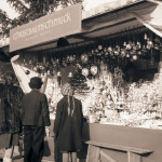 1950: Christbaumschmuck kaufen die Nürnberger traditionell auf dem Markt.