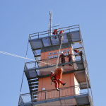 Aber bereits nach kurzer Zeit kam die Mannschaft zurück und das Programm ging weiter. Hier zeigten die Höhenretter, wie sie eine Person auf einer Rettungsliege bergen.