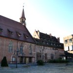 Erstes Objekt des Spaziergangs war das vom Hochbauamt aufwändig sanierte Heilig-Geist-Haus am Hans-Sachs-Platz.