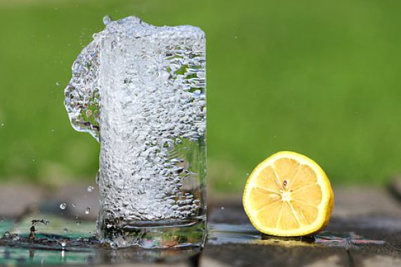 Wasserglas mit Zitrone