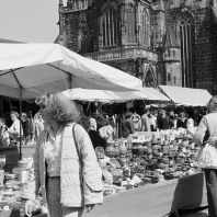 Sonniges Frühlingswetter lockte auch 1979 Besucher auf den Markt.