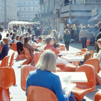 Wie im Jahr 1974 sitzen auch heute an dieser Stelle Gäste eines Straßencafés.