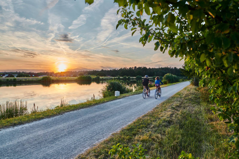 Zwei Radfahrer am Main-Donau-Kanal im Sommer.