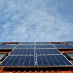 Solarpanels auf einem Hausdach.