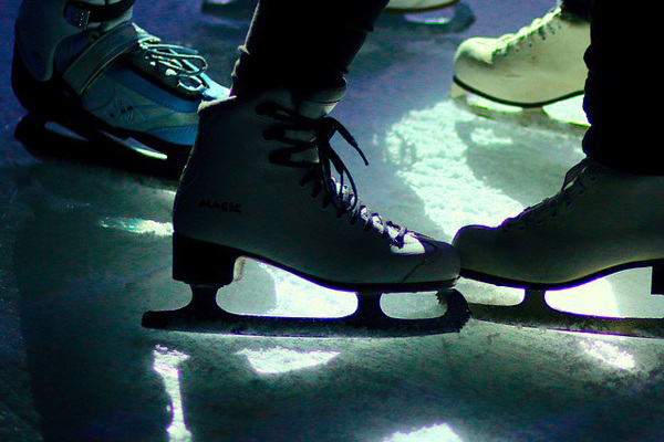 Schlittschuhe auf dem Eis