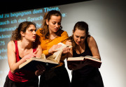 Drei Schauspielerinnen während einer Theateraufführung