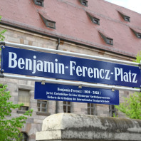 Der Platz vor dem Memorium Nürnberger Prozesse wurde am 10. April 2024 feierlich nach Benjamin-Ferencz, einem der Chefankläger der Nürnberger Prozesse, benannt.