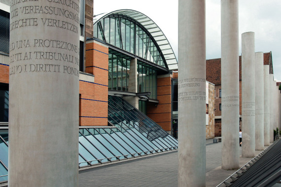 Eingang des Germanischen Nationalmuseums mit Rundpfeilernder Straße der Menschenrechte