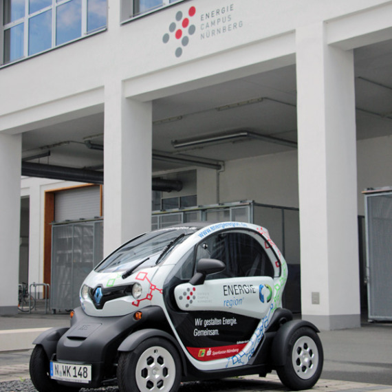 E-Auto vor dem Energie Campus Nürnberg