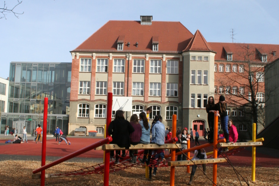 Neuer Spielhof offiziell übergeben - Adam-Kraft Realschule