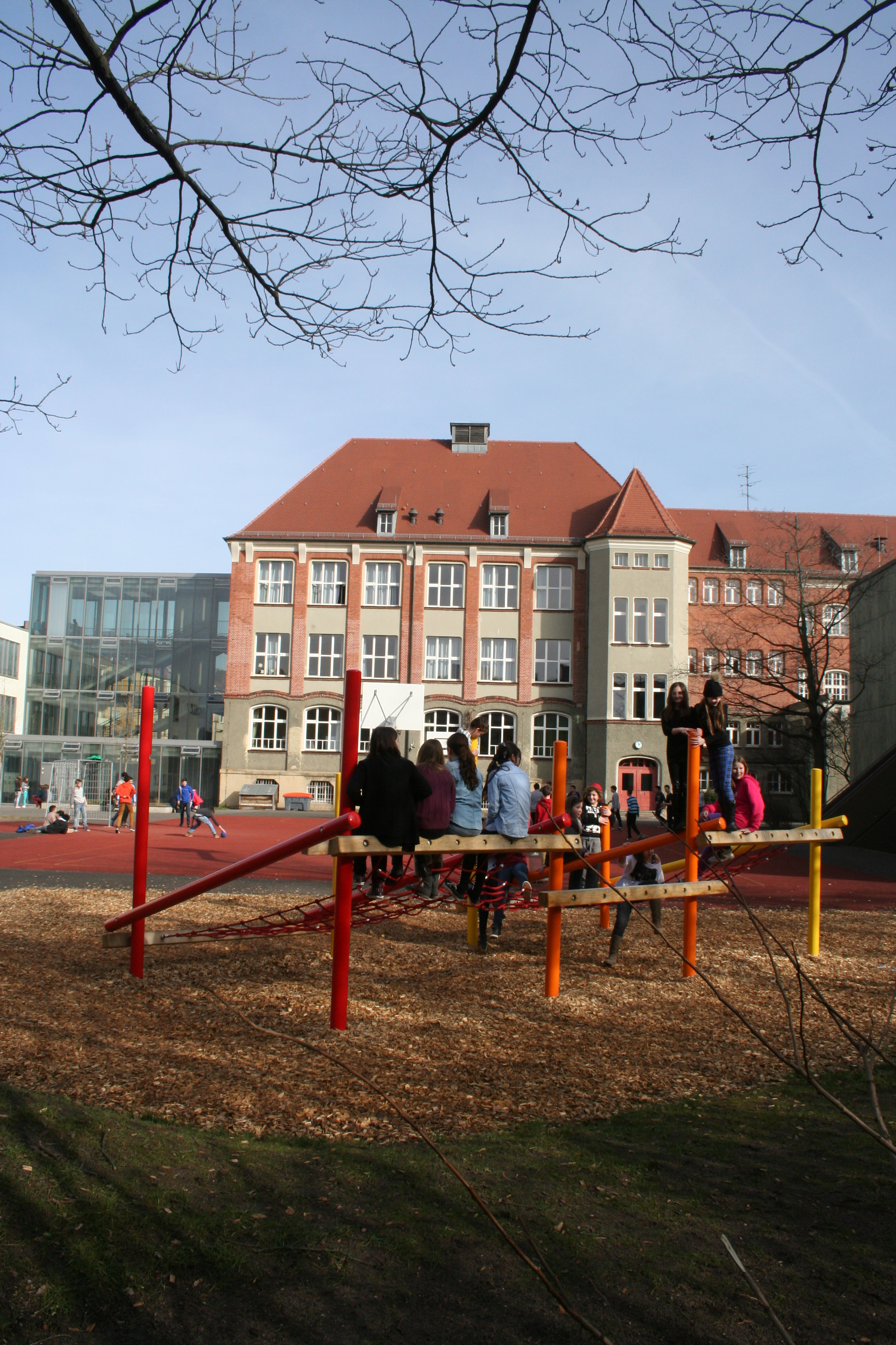 Neuer Spielhof offiziell übergeben - Adam-Kraft Realschule