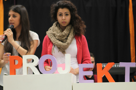 Zwei Schülerinnen moderieren die Projektpräsentation der 10.Klassen