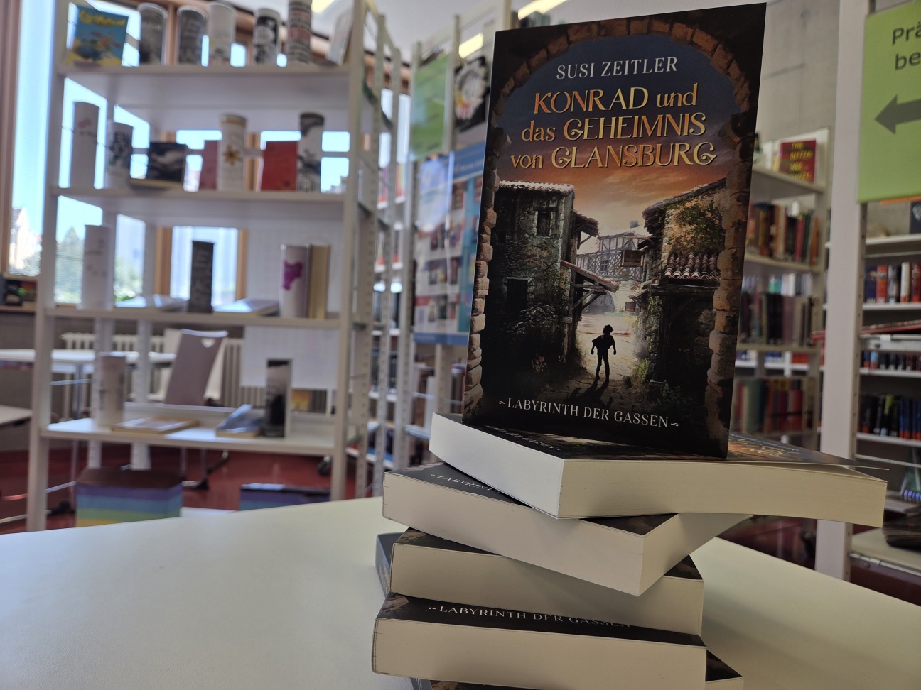 Bild © A. Fuchs Bücherspende durch Susi Zeitler, Bild © A. Fuchs