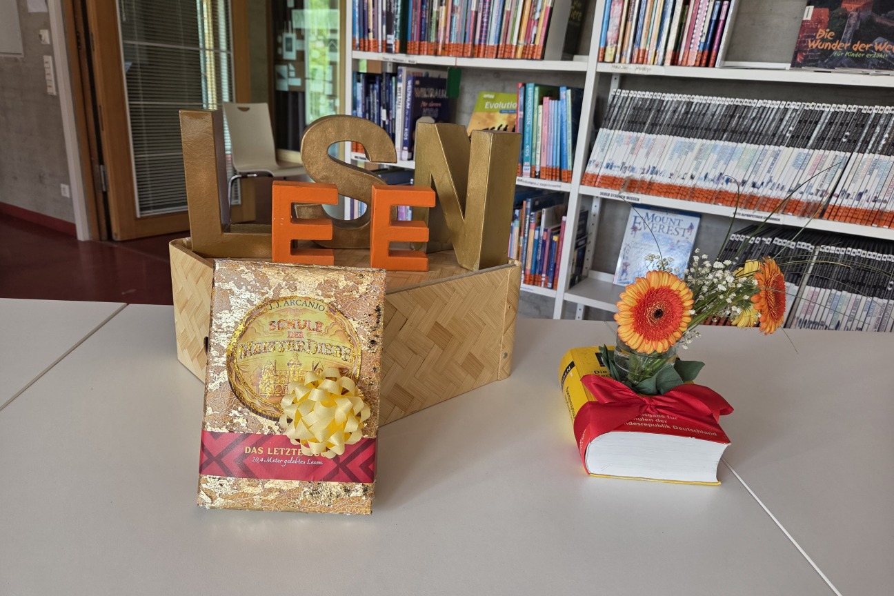 Impressionen von der Bücherspende durch den Tesloff-Verlag