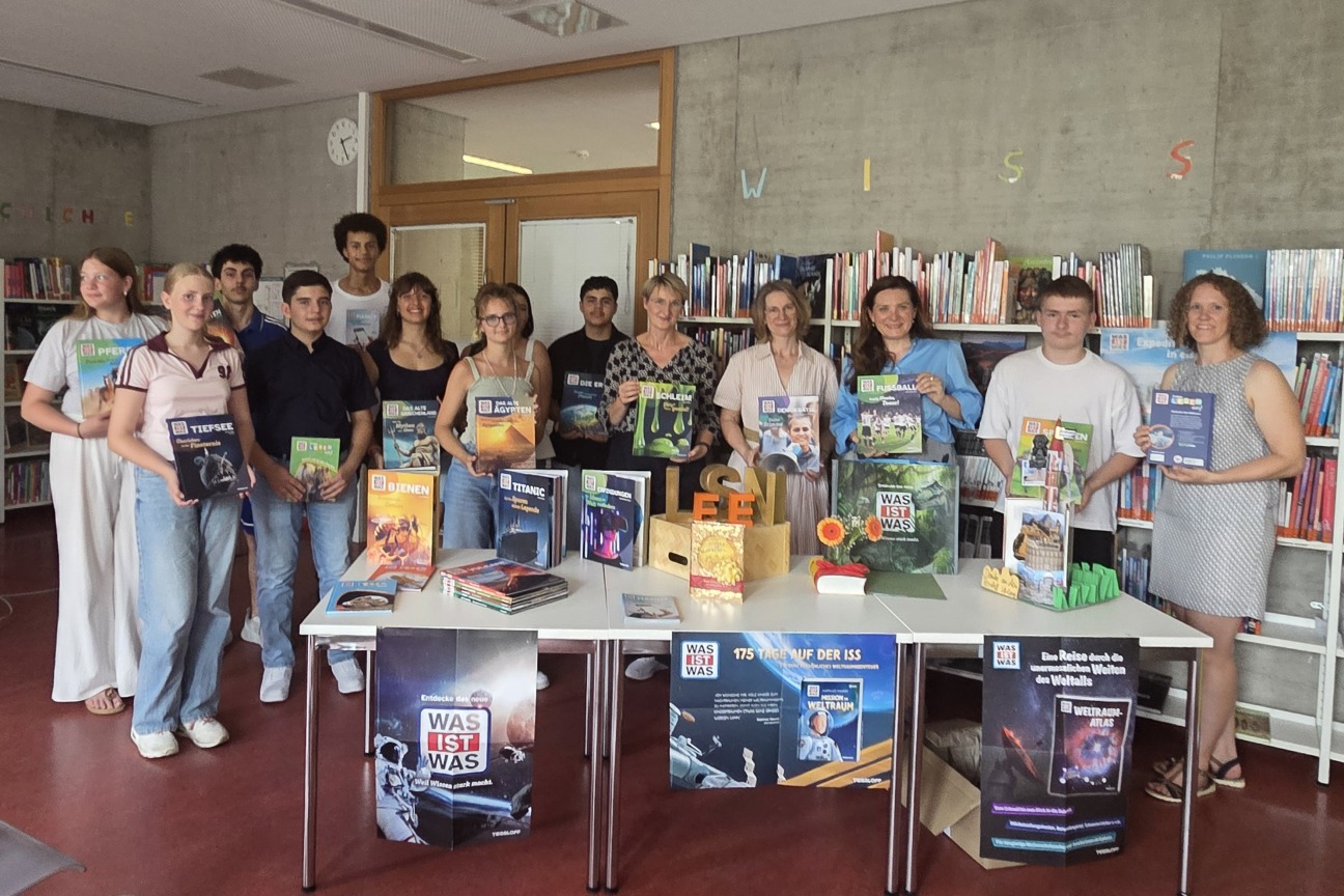 Impressionen von der Bücherspende durch den Tesloff-Verlag
