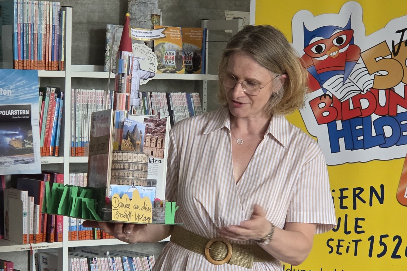 Impressionen von der Bücherspende durch den Tesloff-Verlag
