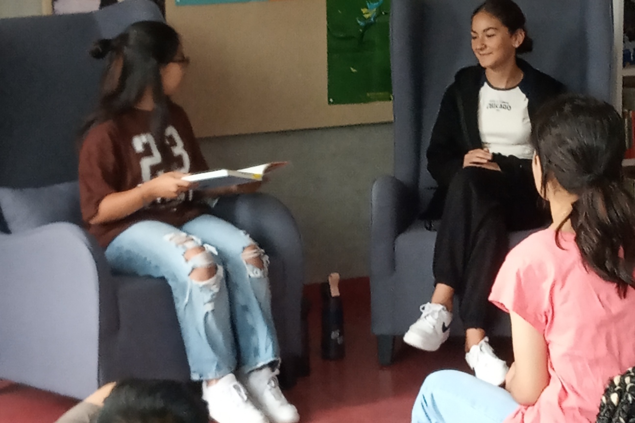 Interessiert hören die Fünftklässler den beiden Vorleserinnen zu.