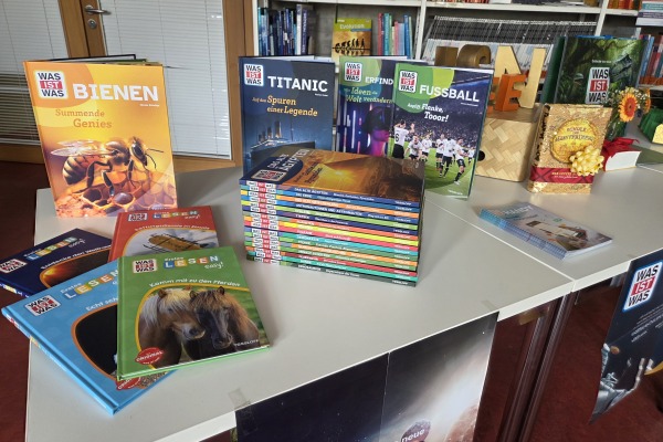 Impressionen von der Bücherspende durch den Tesloff-Verlag