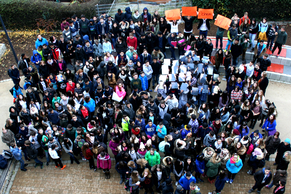 Bild © Monika Gropper Alle Schüler stehen für Tugces Courage im Pausenhof versammelt, Bild © Monika Gropper