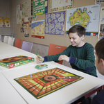 Schüler beschäftigen sich selbstständig mit Lernspielen.