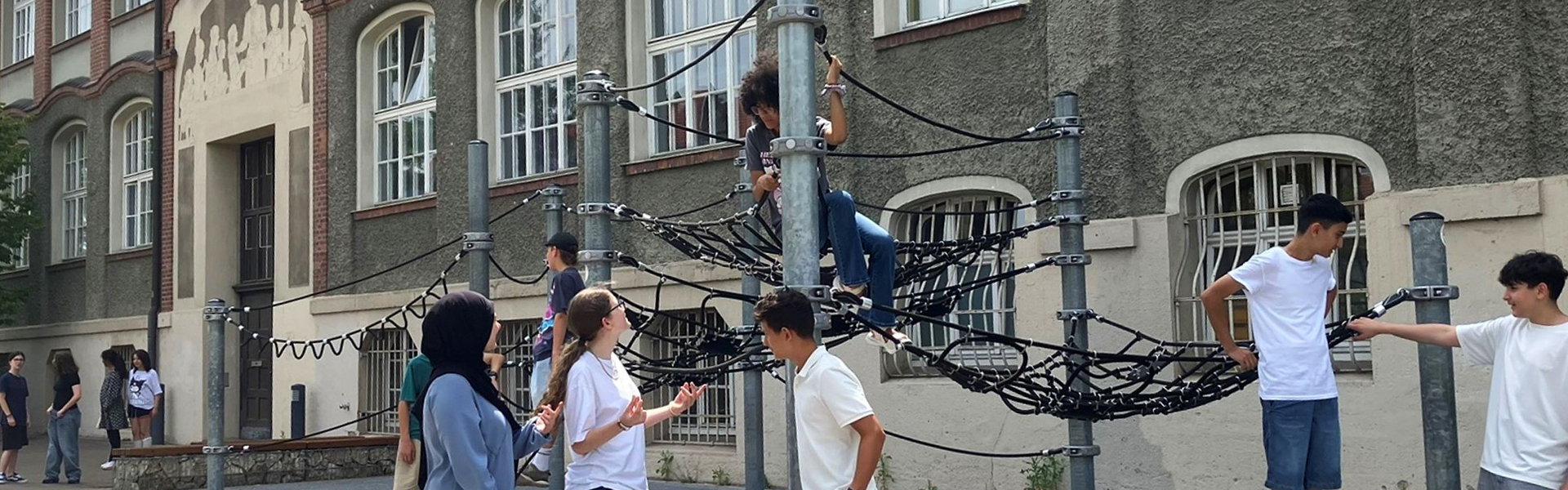 Kinder im Pausenhof der Adam-Kraft Realschule Nürnberg