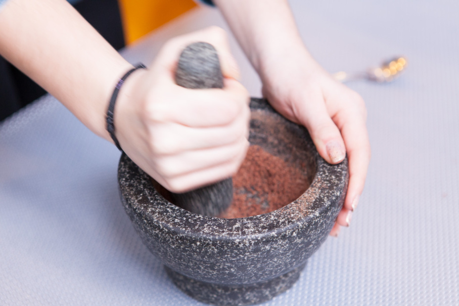 Kakao mahlen, Bild © Jens Müller-Ali