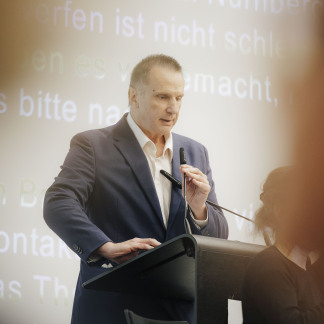 Herr Peter Vogt, Vorsitzender des Behindertenrats der Stadt Nürnberg spricht das Grußwort