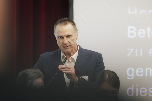 Herr Vogt spricht das Grußwort.