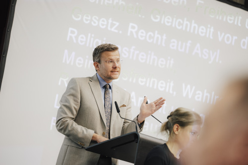 Herr Oberbürgermeister König begrüßt die Teilnehmenden.