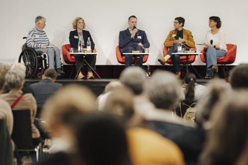 Beteiligte des Podiumsgesprächs:•Prof. Dr. Sigrid Arnade, Sprecherrat Deutscher Behindertenrat und Honorarprofessorin Alice Salomon Hochschule Berlin• Peter Vogt, Vorsitzender des Behindertenrats der Stadt Nürnberg• Christine Burmann, Beauftragte für Diskriminierungsfragen der Stadt Nürnberg• Jutta Rozinski, Programmleitung Inklusives Wien 2030, Fonds Soziales Wien (1. Preis Access City Award 2025)• Anja Scheifinger, Moderation