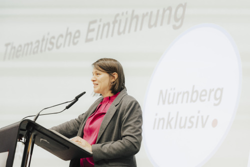 Frau Ries präsentiert die Thematische Einführung.