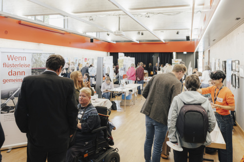 Es werden Aussteller vom Markt der Möglichkeiten gezeigt.
