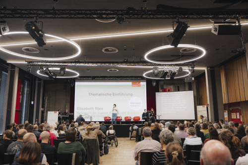 Frau Scheifinger (Moderation) startet mit der Einführung der 8. Inklusionskonferenz - Inklusion ist Menschenrecht am 21.10.2025.