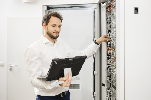 © UWE NIKLAS Die IT der Stadt Nürnberg wird durch eigenes Personal gepflegt. Die Ausbildung als Fachinformatikerin und Fachinformatiker ist daher an verschiedenen Einsatzstellen sehr vielseitig. © UWE NIKLAS