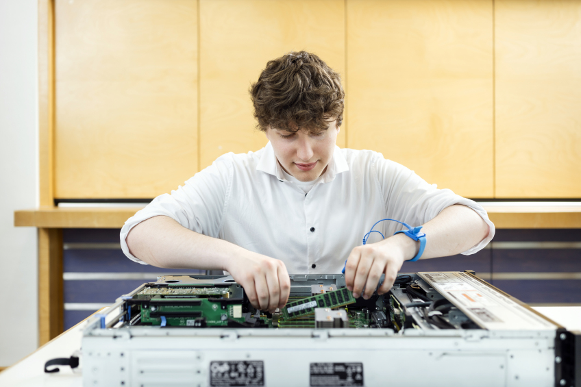 Die IT der Stadt Nürnberg wird durch eigenes Personal gepflegt. Die Ausbildung als Fachinformatikerin und Fachinformatiker ist daher an verschiedenen Einsatzstellen sehr vielseitig.