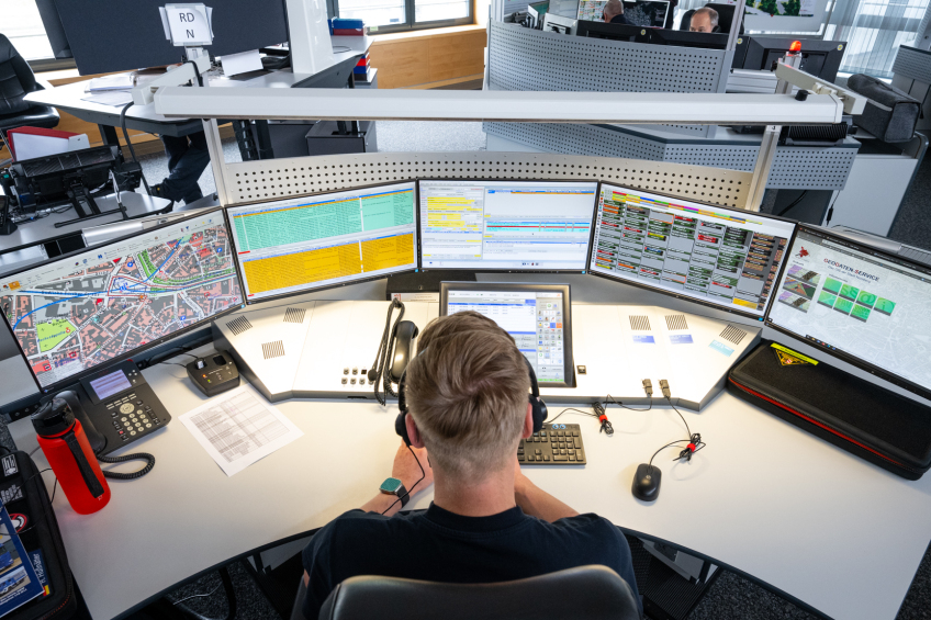 Arbeitsplatz in der Integrierten Leitstelle