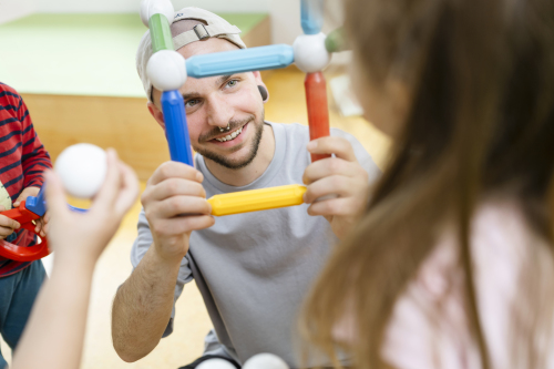 Situation Spiel mit Kindern in einer Kindertageseinrichtung