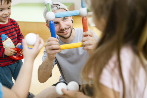 Situation Spiel mit Kindern in einer Kindertageseinrichtung