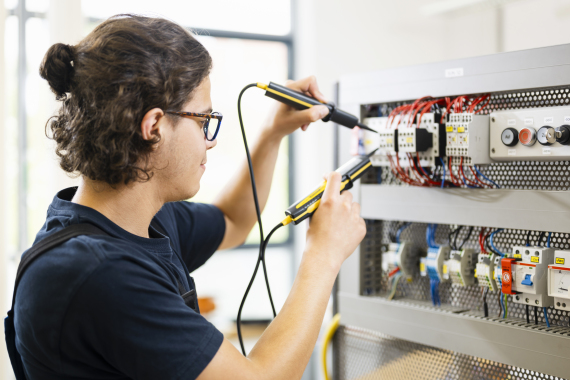 Unsere Nachwuchskraft misst den Strom.