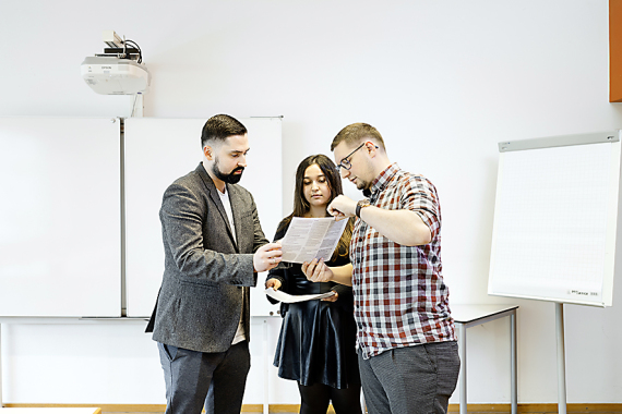 Besprechung von Dozenten im Kursraum.