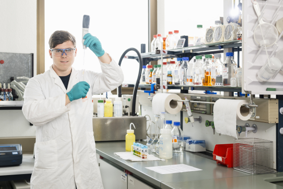 Laborarbeit gehört ebenfalls zum Ausbildungsinhalt eines Umwelttechnologen/ einer Umwelttechnologin.