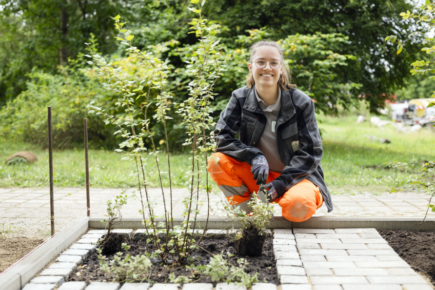 Innerhalb der Ausbildung zur Gärtnerin bzw. zum Gärtner, Fachrichtung Garten- und Landschaftsbau lernt man die unterschiedlichen Materialien, verschiedene Werkzeuge sowie große und kleine Baufahrzeuge kennen.