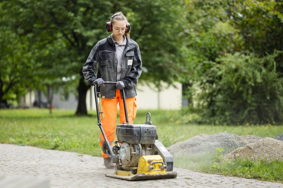 Innerhalb der Ausbildung zur Gärtnerin bzw. zum Gärtner, Fachrichtung Garten- und Landschaftsbau lernt man die unterschiedlichen Materialien, verschiedene Werkzeuge sowie große und kleine Baufahrzeuge kennen., Bild © UWE NIKLAS / Stadt Nürnberg