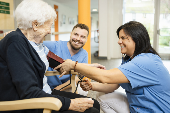 Eine generalistische Ausbildung bei NürnbergStift unterstützt Bewohnerinnen und Bewohner im täglichen Leben.