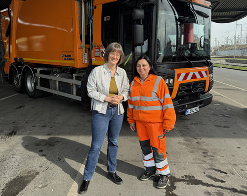 © Rösch/ASN / Stadt Nürnberg Frau Walthelm bei der ersten Fahrerin Frau Veit bei ASN Gespräch © Rösch/ASN / Stadt Nürnberg