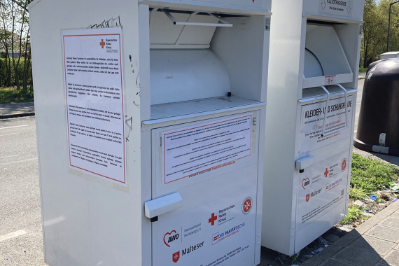 Altkleidercontainer mit Plakataktion