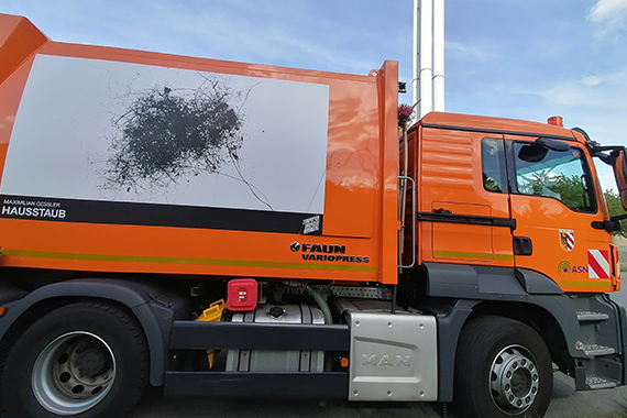 Kunst Müllfahrzeug Hausstaub positiv, Bild © Seipel / Stadt Nürnberg